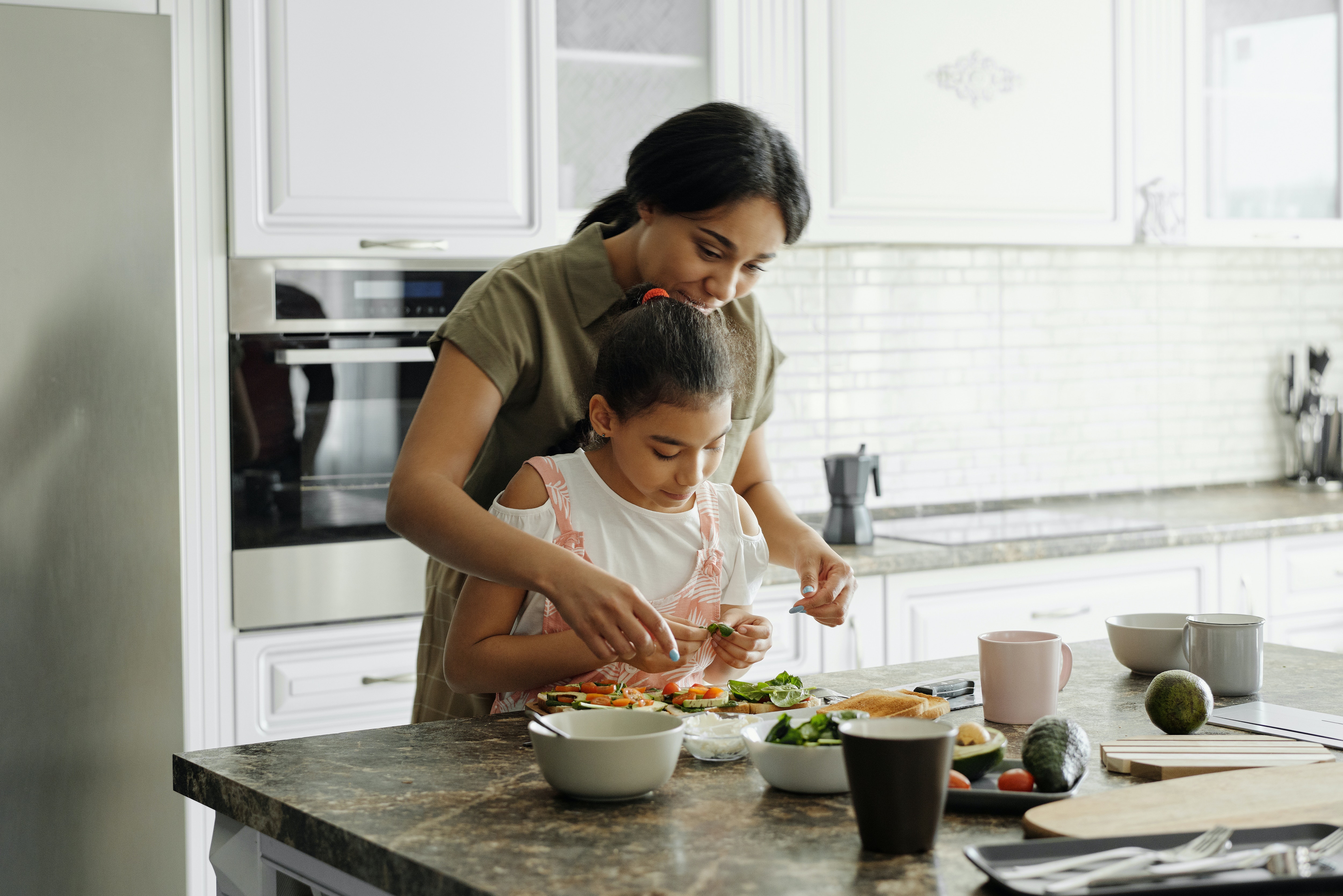 Передай кухня мама. Девушка опекает. Mother and daughter Cooking in Kitchen. Пищевое поведение детей.